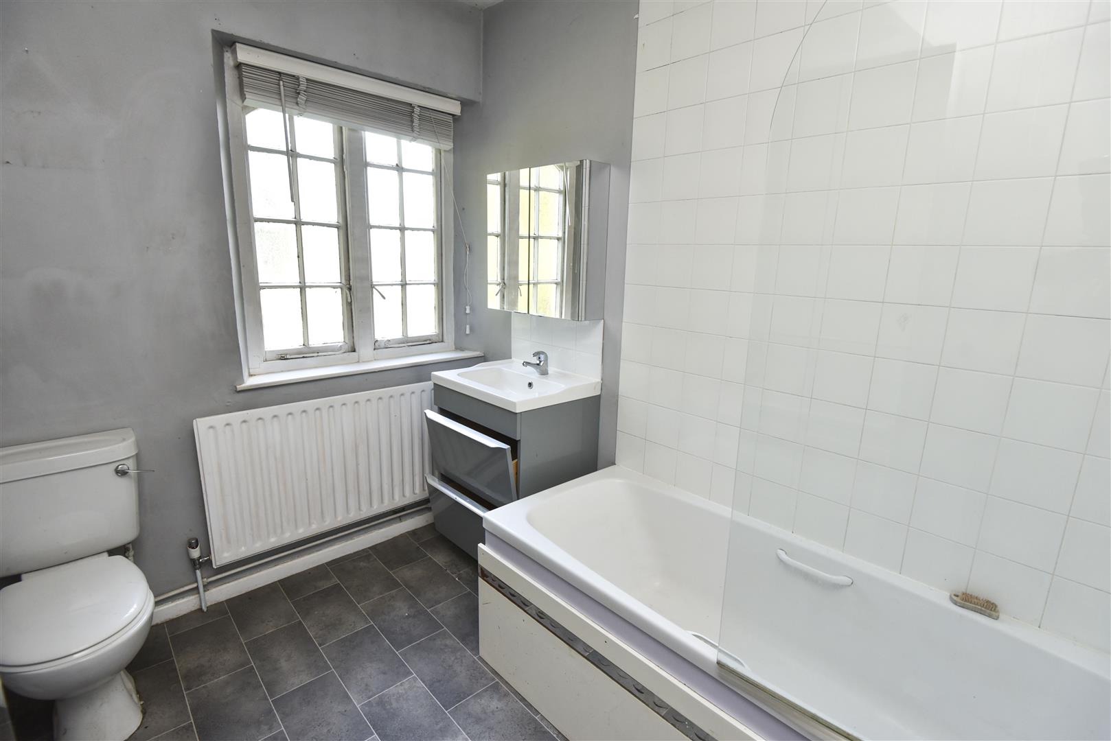 A BATHROOM.JPG